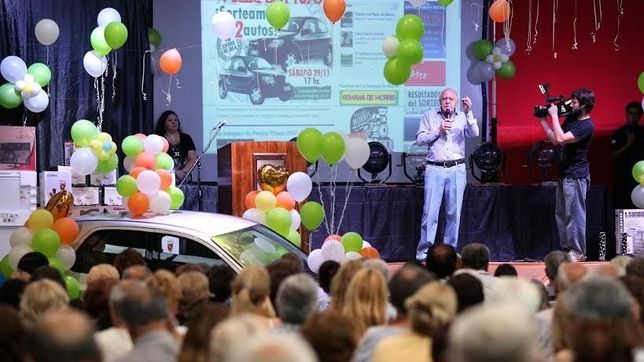 acuna vuelve a regalar autos en la previa de las elecciones