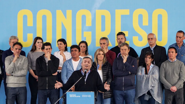 Desafiante, Máximo Kirchner cede la pelota y el peronismo aguarda la reacción de Axel Kicillof