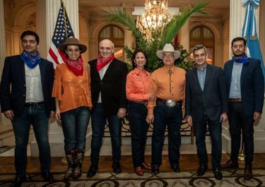 La gesta de El Álamo, Venezuela y Macri en ascenso, todo entre sombreros cowboy
