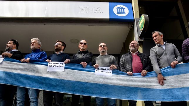 En la sucursal del BNA de la capital de La Pampa se juntaron gremios y dirigentes peronistas, como el ministro Antonio Curciarello, y radicales como el diputado Poli Altolaguirre y el senador Daniel Kroneberger. FOTO: www.radiokermes.com