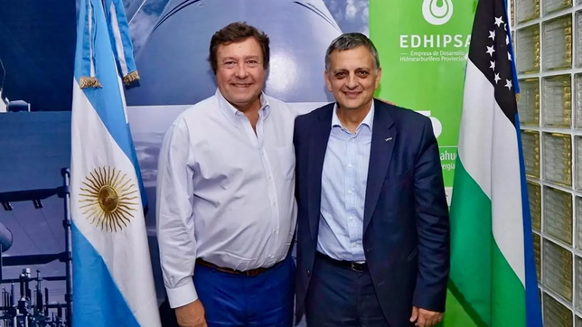 El gobernador de Río Negro, Alberto Weretilneck, junto con el CEO de YPF, Horacio Marín.