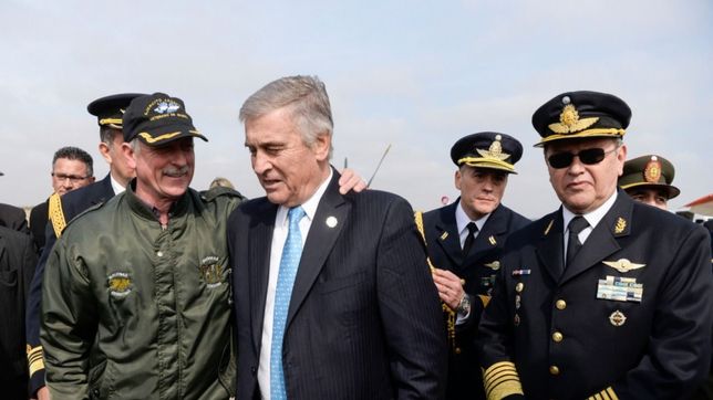 aguad: ?es indispensable reconstruir el aparato militar en defensa del pais? aguad: ?es indispensable reconstruir el aparato militar en defensa del pais?