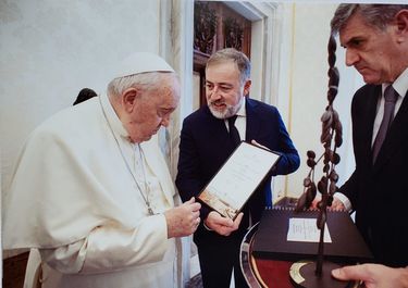 Gustavo Guillermé le muestra su proyecto al papa Francisco