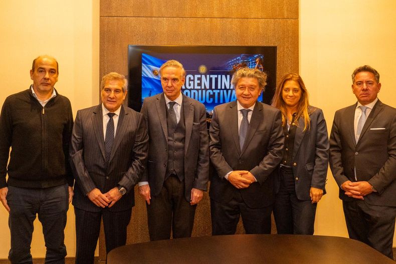 Miguel Ángel Pichetto junto a los senadores de Unión y Libertad Sergio Vargas y Carlos Kikuchi.