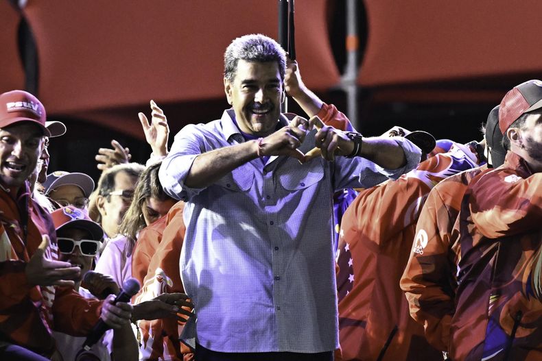 Nicolás Maduro cierra su campaña en Caracas.