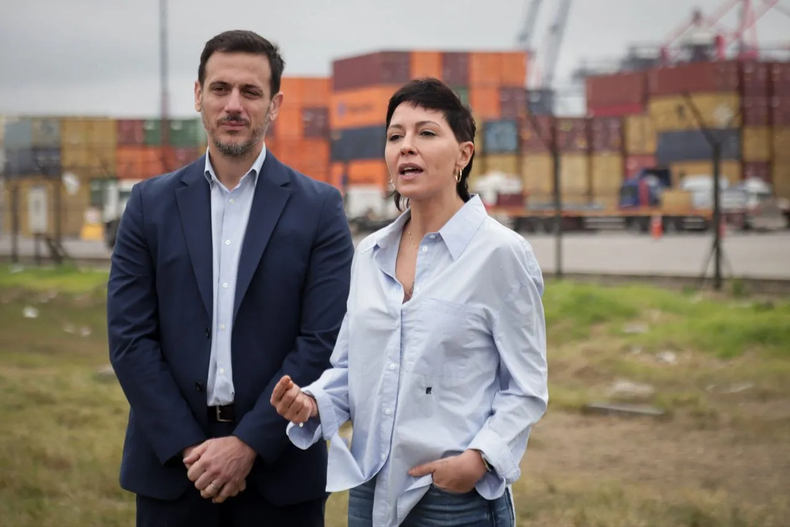 Julián Álvarez y Mayra Mendoza reclaman fondos al puerto de Dock Sud