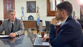 El gobernador Maximiliano Pullaro junto al ministro de Economía de Santa Fe Pablo Olivares. El gobernador Maximiliano Pullaro junto al ministro de Economía de Santa Fe Pablo Olivares.