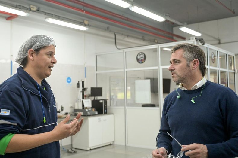El Intendente de Pilar, Federico Achával, visitó la planta de Kimberly Clark.
