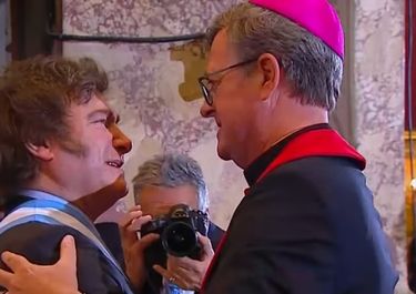 Javier Milei se abraza con el arzobispo Jorge García Cuerva
