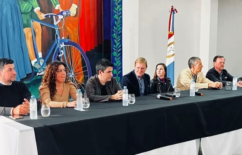 El presidente del peronismo en Santa Fe, Guillermo Cornaglia, junto a parte de la mesa de conducción partidaria.