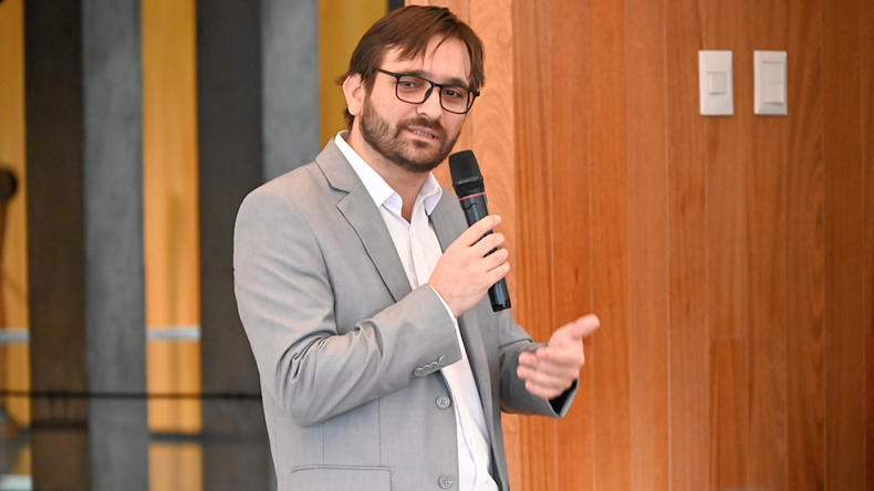 Pedro Pérez, decano de la FaMAF de la Universidad Nacional de Córdoba, pica en punta para enfrentar a Jhon Boretto.