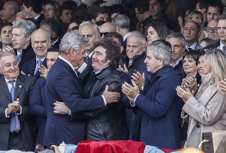 &iexcl;C&oacute;mo te quiero, hermano! Nicol&aacute;s Pino y Javier Milei, besos y abrazos en la Rural.