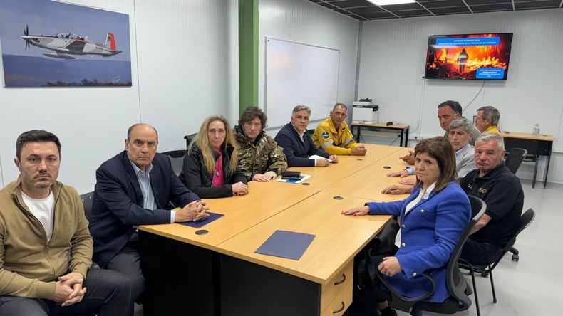 Javier Milei recibió el informe técnico sobre el control del fuego en las sierras de Córdoba.