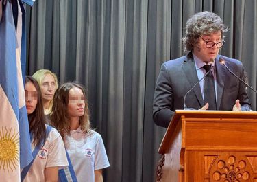 Javier Milei se subió otra vez a un atril: en su escuela premium habló del pozo inmundo en el que está el país.