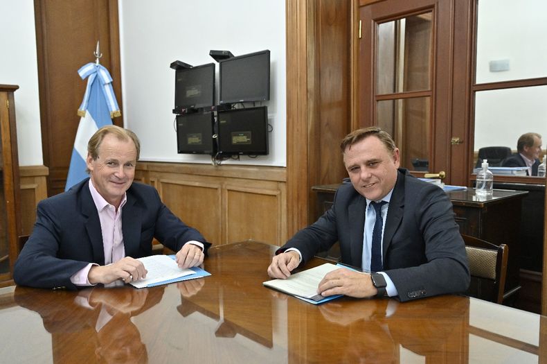 Gustavo Bordet, candidato a diputado nacional, junto a Luis Erro, candidato a intendente de Gualeguay que compite con boleta corta.