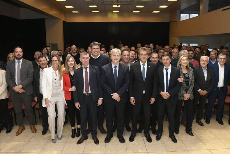Unidad nacional: Sergio Massa y el gobernador Sergio Ziliotto hicieron una foto con intendentes e intendentas de todos los puntos de la provincia y de todas las fuerzas partidarias.