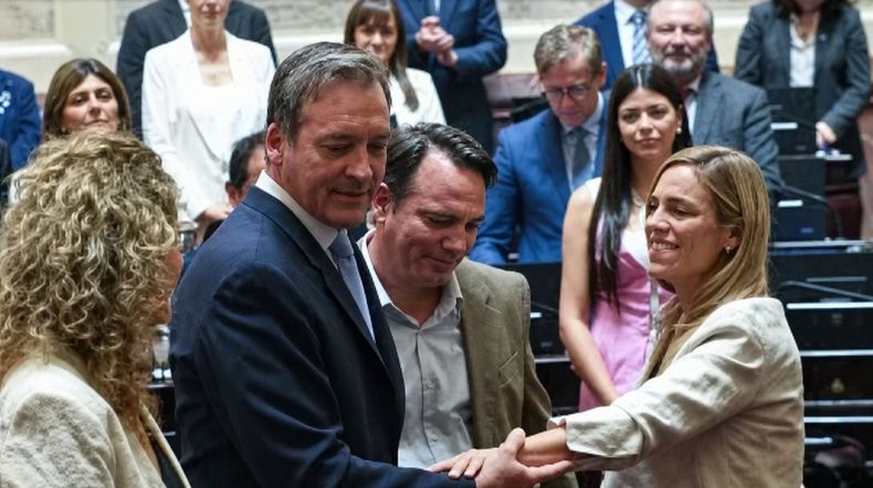 Carlitos Soria, entre sus hermanos, en la jura de Martíncomo senador por Río Negro.