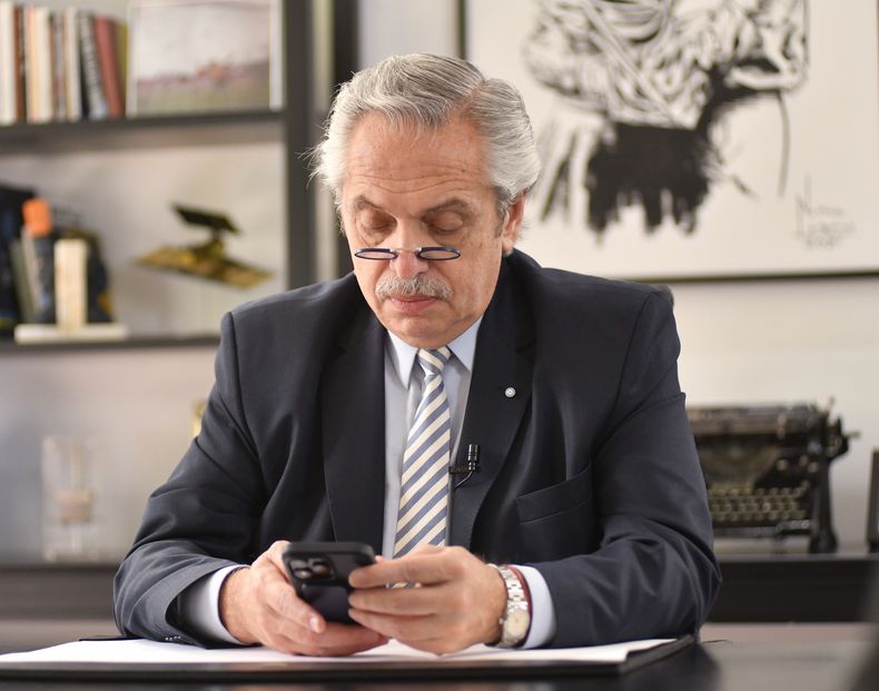 Los chats de la exsecretaria de Alberto Fernández que muestran cómo coordinaba con el bróker imputado, su esposo.