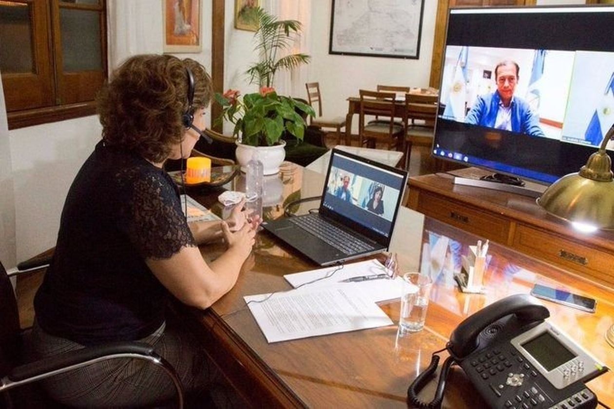 Los gobernadores Carreras y Gutiérrez en una reunión virtual. @Twitter Neuquén Río Negro Patagonia Omar Gutiérrez Arabela Carreras