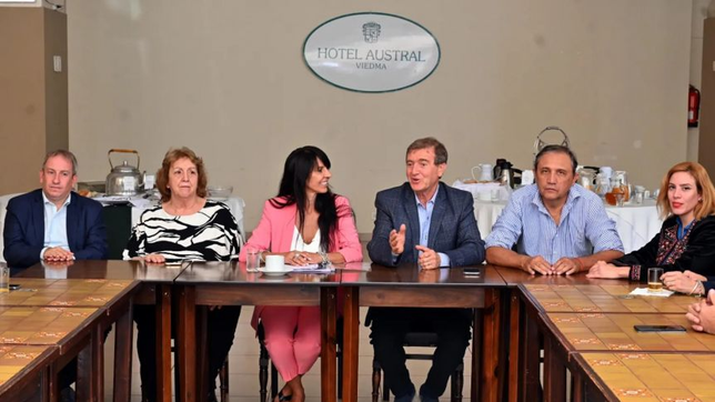 La Libertad Avanza en Río Negro. Lorena Villaverde y Aníbal Tortoriello en una conferencia.
