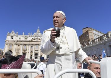 Jorge Bergoglio toma mate durante una recorrida con el papamóvil