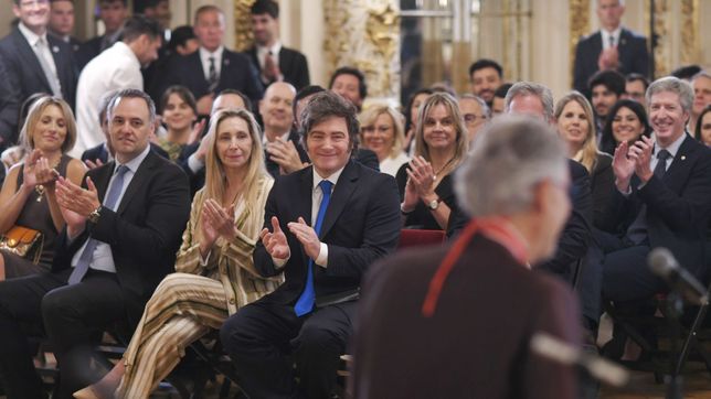 Javier Milei y Karina Milei, escuchando a Andrea Bocelli en Casa Rosada.