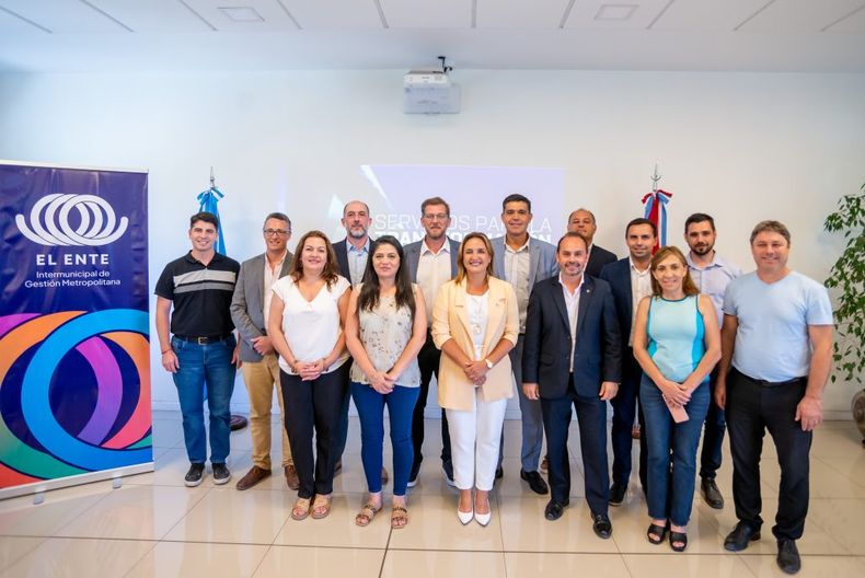 Myrian Prunotto, Rodrigo Fern&aacute;ndez y autoridades municipales del Ente Metropolitano del Gran C&oacute;rdoba.