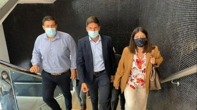 un frente de frentes atado con alambres