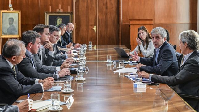 Toto Caputo y funcionarios de Javier Milei con cámaras automotrices&nbsp;