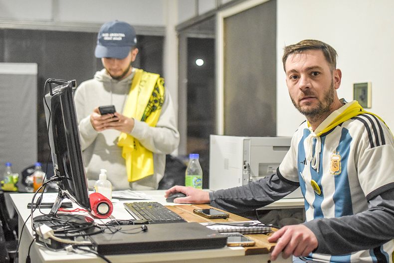 El nexo de Javier Milei con La Pampa: Luciano Ortiz, con la camiseta de la Selección Argentina, en la sede que la Libertad Avanza tiene en Santa Rosa (Gentileza www.radiokermes.com)