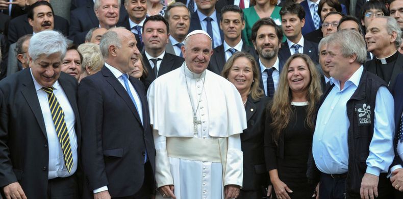 El papa Francisco con algunos miembros de la legión argentina que asesoran a León XIV