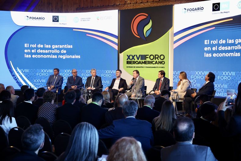 Panel de gobernadores en el cónclave de Llao Llao. 