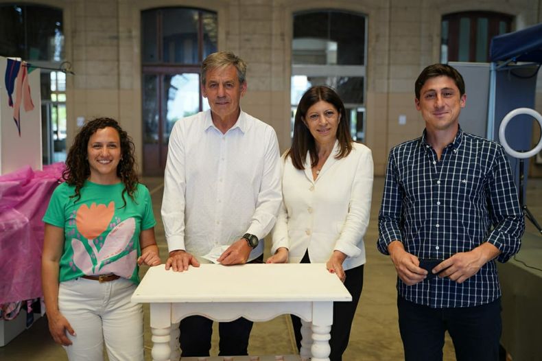Emilio Jatón, Julio Paco Garibaldi, Laura Mondino y Clara García en un encuentro en la ciudad de Santa Fe.