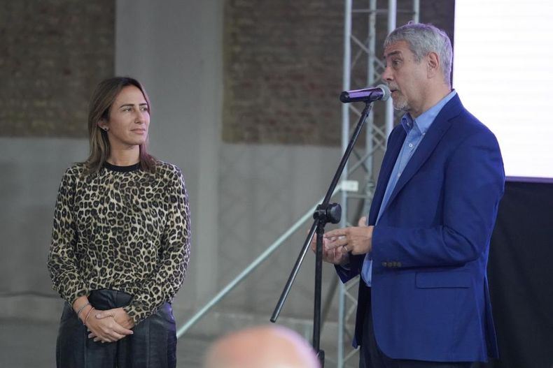Carla Monrabal, la presidenta del Consorcio del  Puerto de Dock Sud, junto al intendente de Avellaneda Jorge Ferraresi.