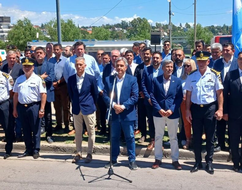 Esteban Avilés, Martín Llaryora, Juan Pablo Quinteros y Emiliano Paredes, durante la presentación de nuev móviles en Carlos Paz.