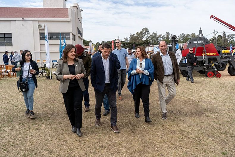 Matilla (a la izquierda) junto a la intendenta de General Pico, Fernanda Alonso, y la ministra de la Producción, Fernanda González, en la última Exposición Rural de General Pico.