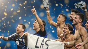 Los jugadores de la Selección con la bandera de Malvinas, un acto que descolocó al gobierno de Javier Milei.&nbsp;