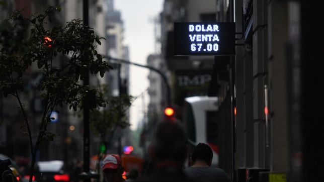 luz amarilla para fernandez: el dolar blue repite la saga del cepo de cristina