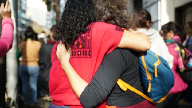 Las trabajadoras del área de género, a la espera de (malas) noticias. FOTO: @julianite.nite&nbsp;
