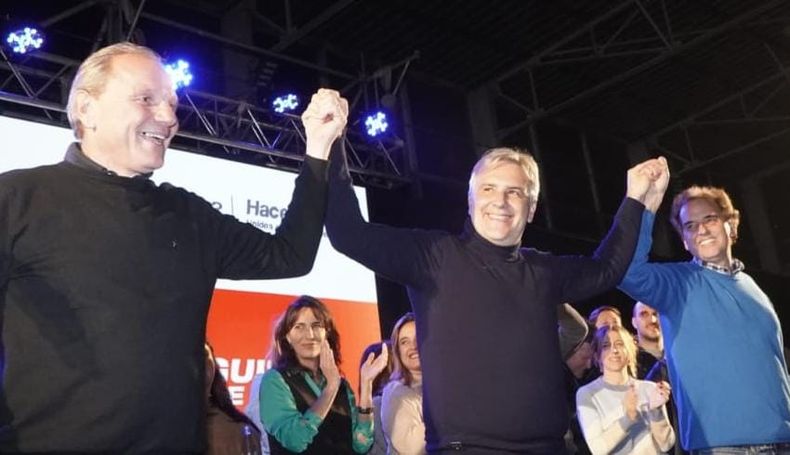Guillermo de Rivas, Martín Llaryora y Juan Manuel Llamosas, en la celebración del triunfo electoral.