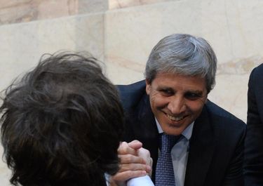 Javier Milei saluda a Toto Caputo al presentar el Presupuesto 2025.