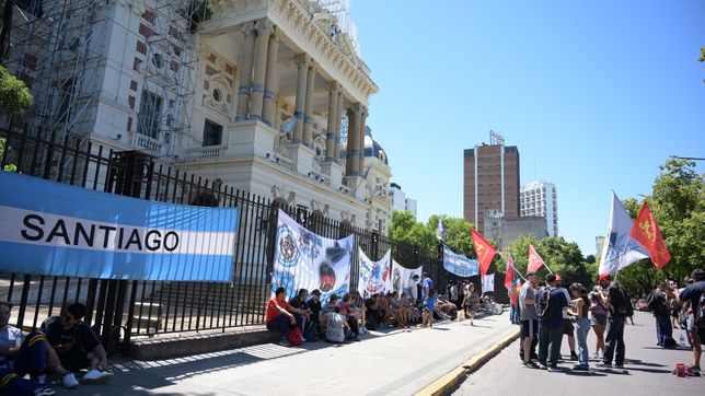 Trabajadores de Astilleros se movilizaron a La Plata para reclamar a Axel Kicillof un mayor aumento salarial