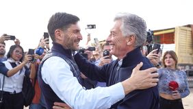 Maximiliano Pullaro y Mauricio Macri, cerca, muy cerca.