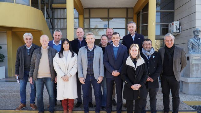 El gobernador Rogelio Frigerio, la vicegobernadora Alicia Aluani, el presidente de Diputados Gustavo Hein e intendentes vecinalista de Entre Ríos en un encuentro en Cerrito.