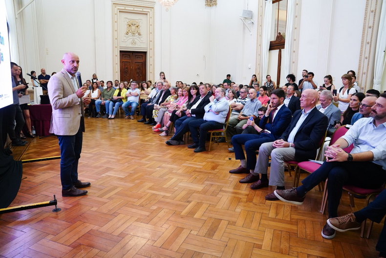 Gustavo Puccini habla, Maximiliano Pullaro mira y escucha. Rosario, en el horizonte.&nbsp;
