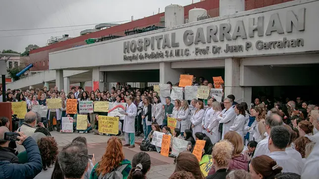 el gobierno anuncio un aumento del 60% para los medicos residentes del hospital garrahan