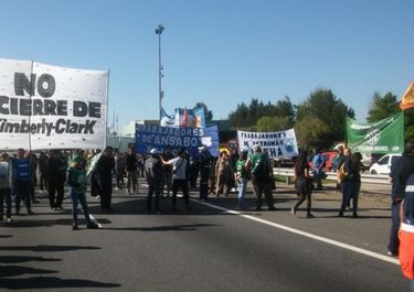 Despedidos de fábricas bonaerenses cortan autopista y piden intervención estatal