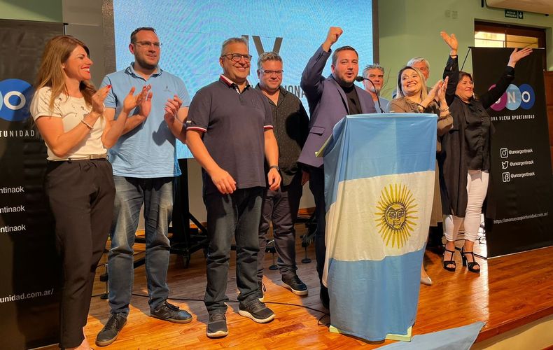 El pastor Walter Ghione encabeza un acto del partido evangélico UNO