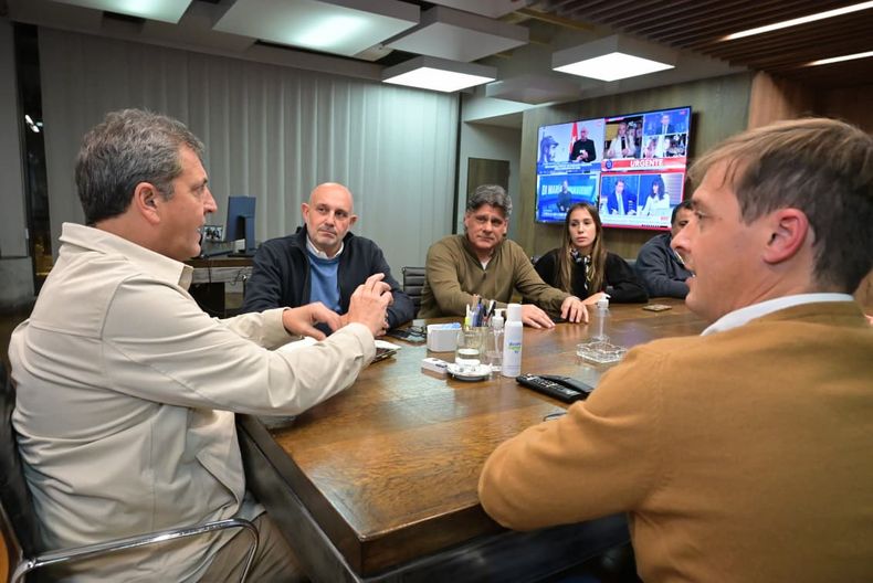 Sergio Massa, con dirigentes del interior bonaerense en sus oficinas de Avenida Libertador
