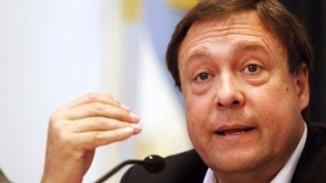 la denuncia contra una petrolera pone en problemas a weretilneck y a un ex funcionario